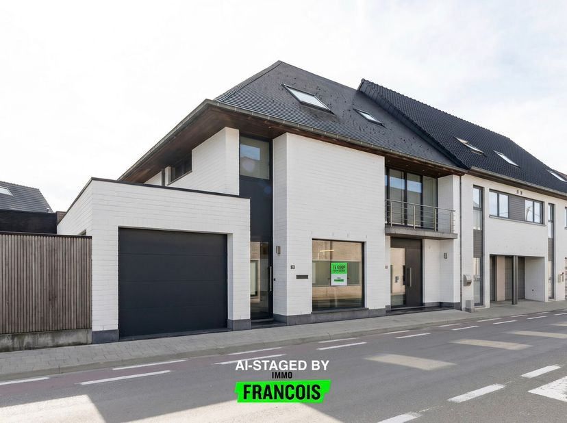 INSTAPKLARE WONING MET KANTOOR-/PRAKTIJK OF WINKELRUIMTE EN/OF MOGELIJKHEID TOT KANGOEROEWONEN.<br />
Deze ruime instapklare woning met EPC-label B co
