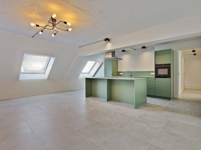 Welkom in dit stijlvolle en ruime appartement van maar liefst 158 m², gelegen op een toplocatie in het bruisende centrum van Hasselt, vlak aan de Klei