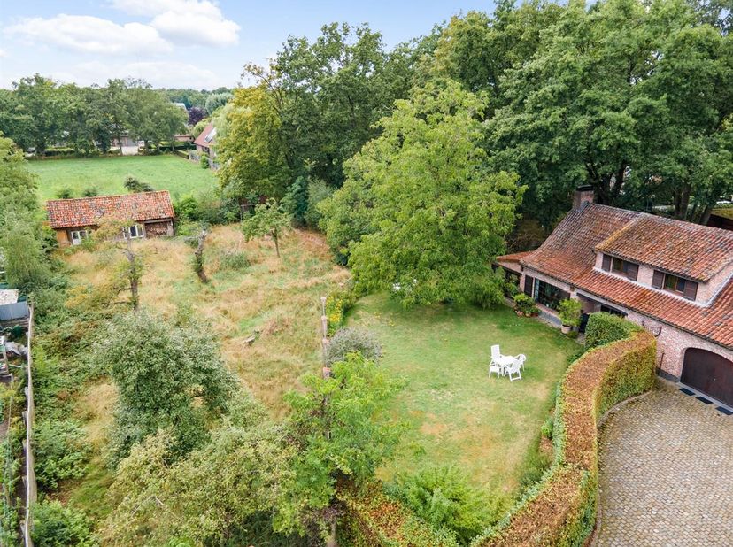 Unieke halfopen bebouwing in fermette stijl op ruim ingesloten perceel van bijna 3.400 m²!<br />
De woning is als volgt ingedeeld:<br />
Een inkomhal