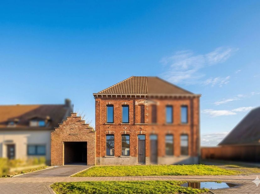 Bent u op zoek naar een woning met karakter en potentieel? Deze charmante woning te koop in Tiegem (Anzegem) biedt de perfecte combinatie van ruimte,