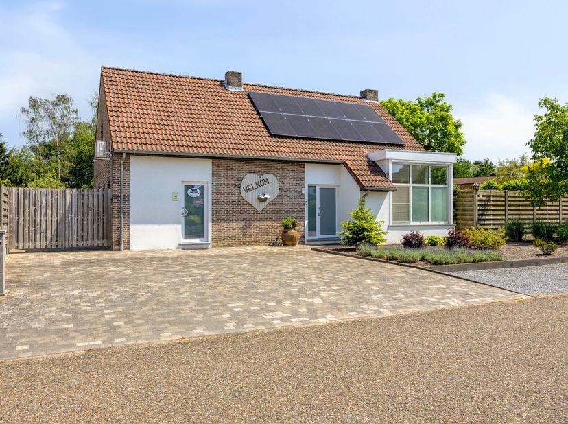 Bekijk zeker het “virtueel bezoek” of “3D tour” en krijg zo nog beter een beeld van wat deze prachtige woning u te bieden heeft, klik daarin op “plann