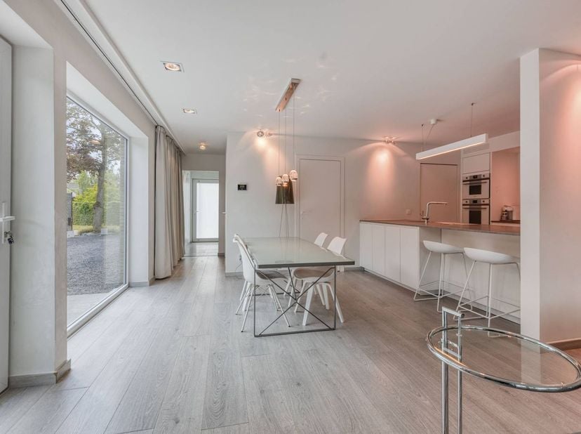 Welkom op de Populierenstraat 35 te Kuringen-Hasselt. Deze moderne woning is gelegen in een bijzonder gegeerde en rustige buurt. Hier geniet u van het