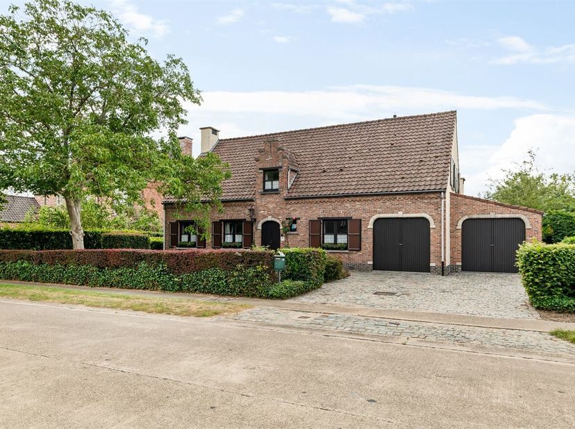Vous recherchez le calme, l'espace et un emplacement unique ? Cette maison de caractère construite en 1977, située au 36 Veldstraat à Kessel, se trouv