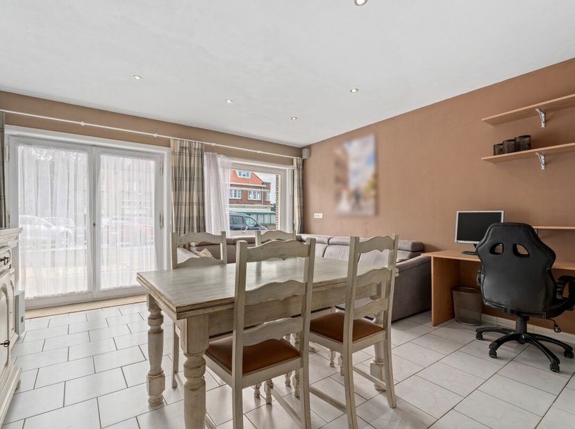 Koksijde : Dit recent gerenoveerde appartement is ideaal gelegen op het gelijkvloers, vlakbij het strand en alle voorzieningen. De woning beschikt ove