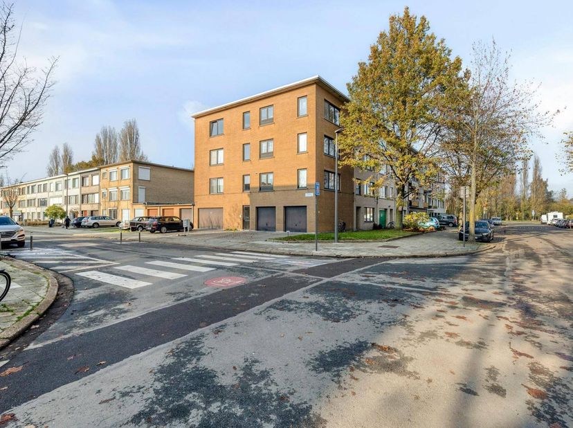 Le bâtiment bien entretenu comprend trois appartements spacieux de deux chambres d'environ 95 m², chacun avec terrasse. La quasi-totalité du bâtiment