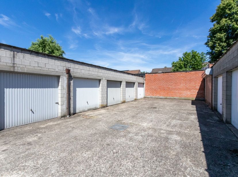 Deze garagebox is gelegen aan Ganzenweg 11 en maakt deel uit van een verzorgd geheel met meerdere garageboxen. De box heeft een oppervlakte van ongeve