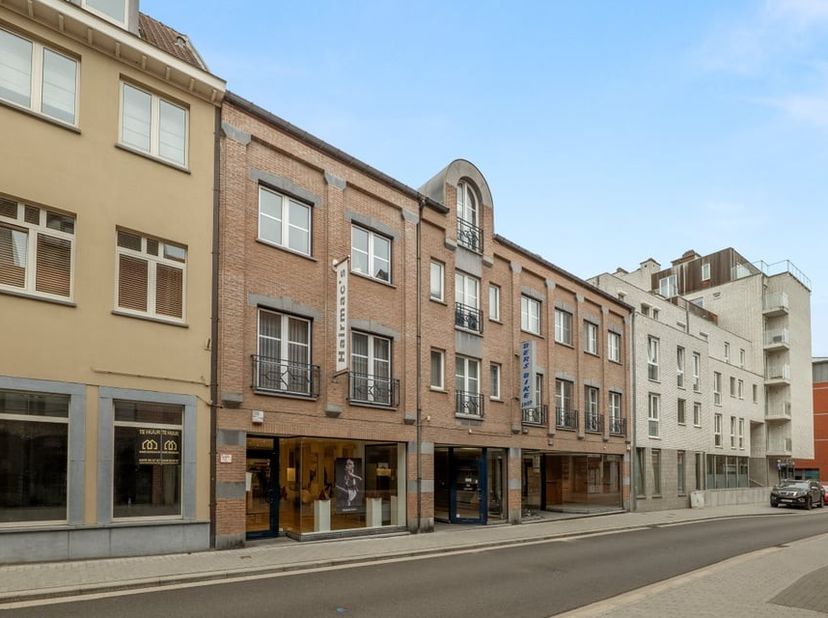 In de Diesterstraat, te Sint-Truiden, kan men deze handelsruimte terugvinden.<br />
Dankzij de centrale positie tussen de Grote Markt en het station h