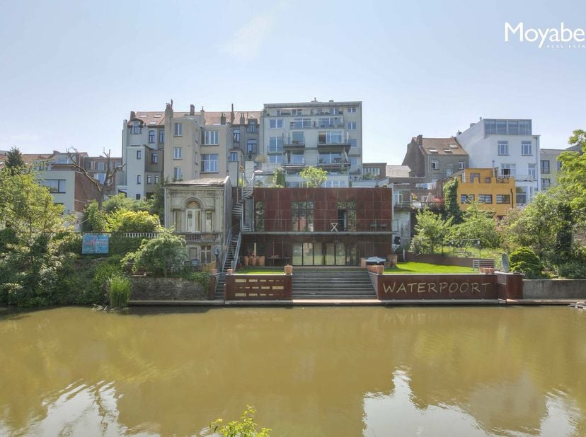 Aan het water gelegen top 2 slaapkamer appartement met uitzicht op de Bijlokesite. Het pand bevindt zich op de 3 de verdieping van de befaamde residen