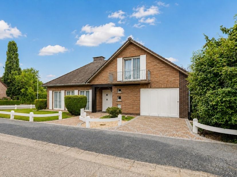 Op een boogscheut van centrum Zottegem bevindt zich deze ruime bungalow met verrassend veel mogelijkheden. De woning biedt een praktische indeling en