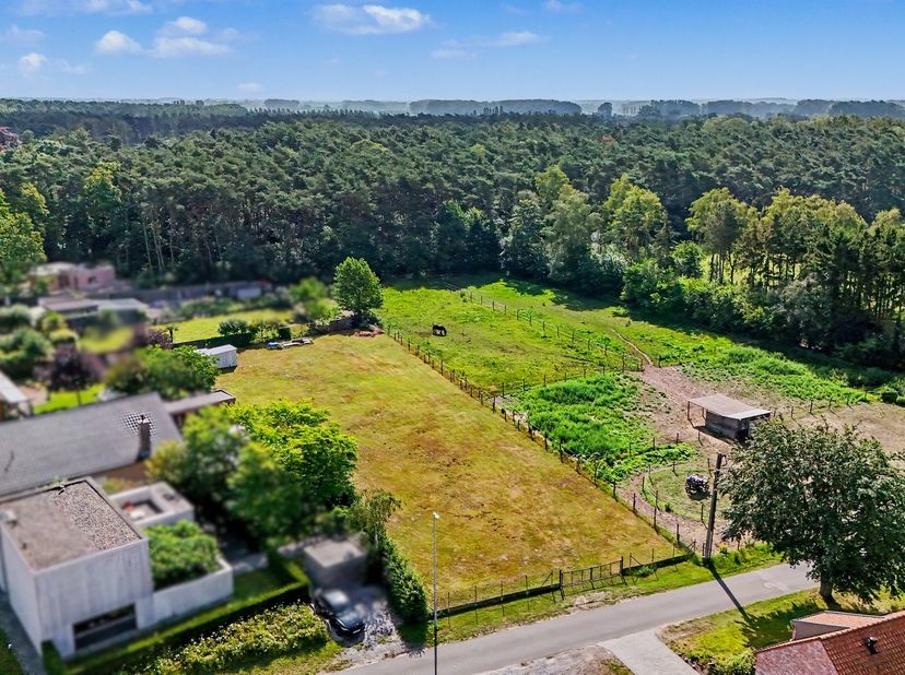 Zeer gunstig gelegen bouwgrond van 1.900 m² met heel wat mogelijkheden.<br />
<br />
Met een straatbreedte van maar liefst 22 meter is dit de ideale