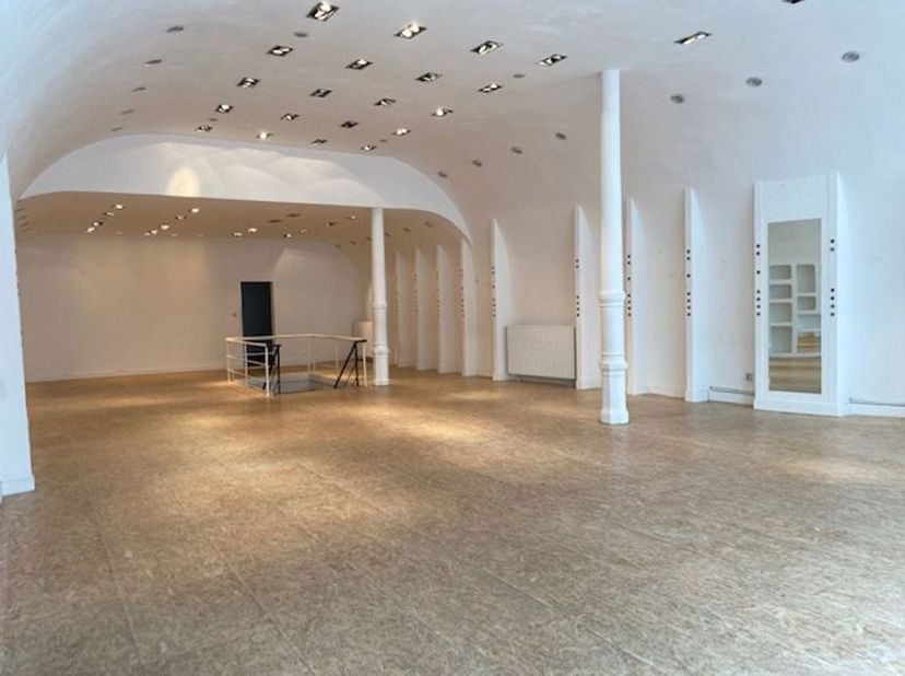 In de schaduw van de Kathedraal komt dit uitzonderlijk ruime handelspand vrij. Met een totale oppervlakte van maar liefst 370 m² en de mogelijkheid to