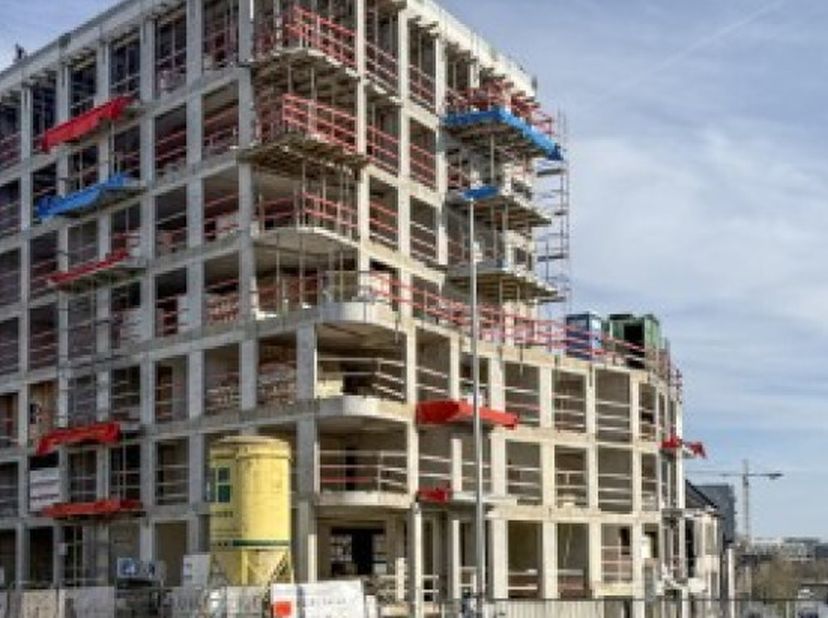 Hedendaags appartementsgebouw op een hoek gelegen met zicht op het water en aangename zonneterrassen. Ontwerp : Caan architecten. Energiezuinige appar