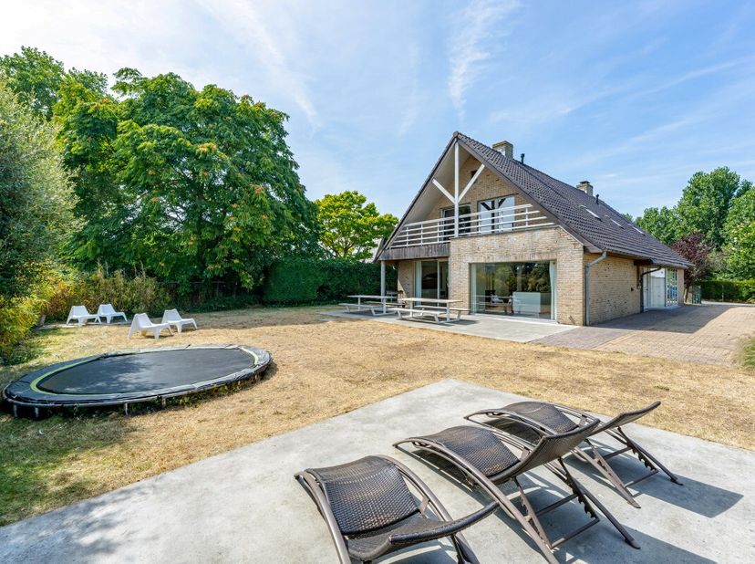 Oostduinkerke  Exclusieve villa in gegeerde villawijk In een rustige en gegeerde villawijk in Oostduinkerke bevindt zich deze stijlvolle vrijstaande v