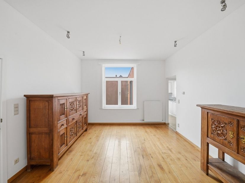 Deze charmante hoekwoning uit 1923 bevindt zich op een perceel van 181 m² en combineert authentieke elementen met hedendaags wooncomfort. De woning we