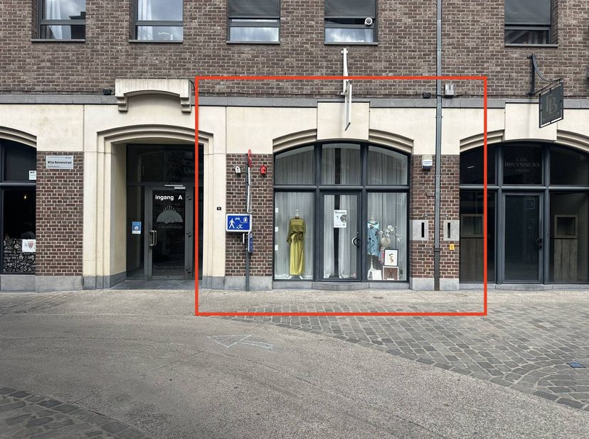 In de Witte Nonnenstraat, in het hart van Hasselt, bevindt zich deze bijzondere commerciële ruimte van ca. 58 m².<br />
<br />
Het pand springt meteen