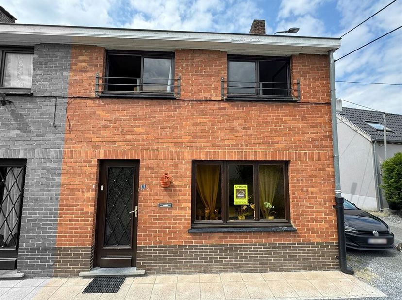 Prix: Offre à partir de 125.000 euros, frais d'agence non inclus et à charge de l'acquéreur. <br />
Maison à rafraichir comprenant: <br />
Rez: Salon,