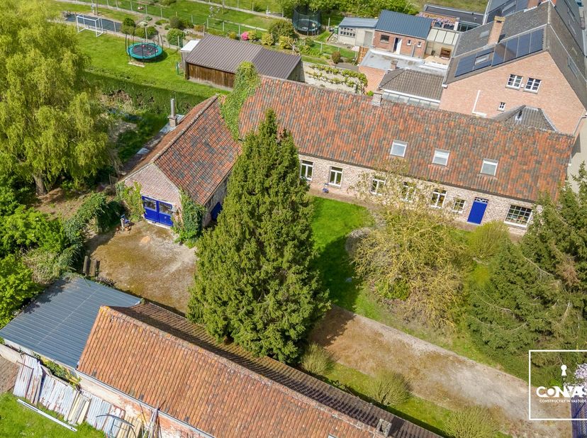 Deze unieke woning aan de Schauwegemstraat 24 te Melle vindt haar oorsprong als 18de-eeuws boerenhuis en werd in de jaren ’90 grondig gerenoveerd met