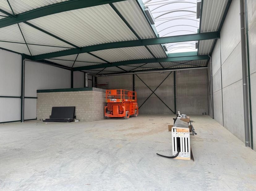 TECHNISCH<br />
EXCL. BASISPAKKET UITRUSTINGEN<br />
<br />
Nutsaansluitingen:<br />
• Elektrisch<br />
• Collectieve HS cabine van X KVA<br />
• Geme