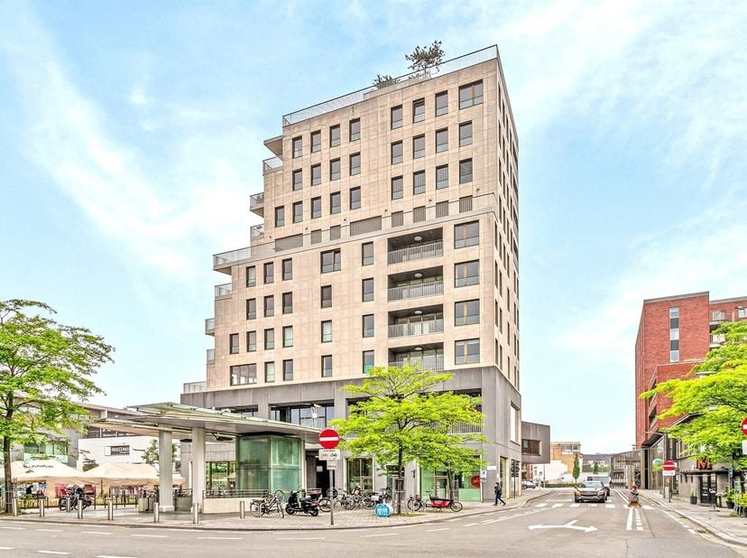 TOPGELEGEN APPARTEMENT met 2 slaapkamers en leuk ZONNETERRAS met mooi ZICHT op groen en op de Veemarkt. Gelegen pal in het CENTRUM van KORTRIJK in een