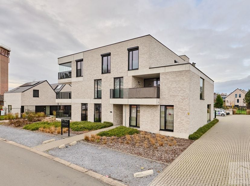 Instapklaar appartement met 2 slaapkamers, ondergrondse parkeerplaats en ruime berging nabij het centrum van Lommel<br />
<br />
Op zoek naar een comf