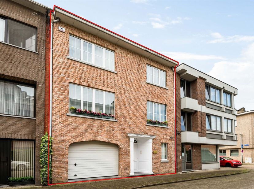 Gezinswoning met 4 slaapkamers, praktijkruimte en tuin<br />
Gelijkvloers<br />
Via de inkomhal met wachtruimte en apart gastentoilet betreedt u de wo