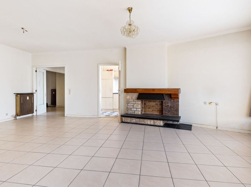 Te renoveren appartement met 3 slaapkamers te Merksem!<br />
<br />
Op zoek naar een appartement met veel potentieel op een uitstekende locatie in M