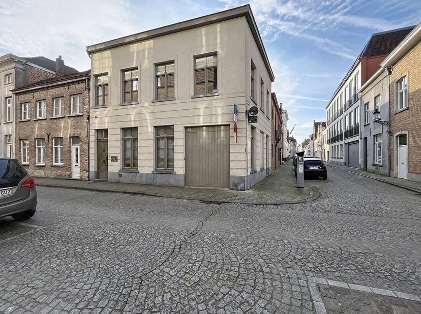 Heerlijk ruim en licht wonen in Brugge – mét tuin en eigen garage!<br />
Zoek je een echt groot huis in het centrum van Brugge waar je de ruimte hebt,