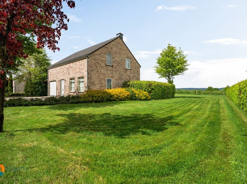 Vlakbij&amp;nbsp;Natuurpark Hoge Venen-Eifel bevindt zich deze instapklare woning met 4 slaapkamers, 2 badkamers en tuin op een ruim perceel van 1122 m².