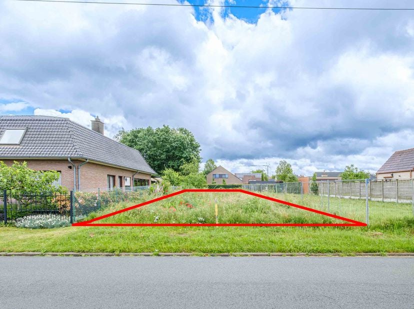 CENTRAAL GELEGEN PERCEEL BOUWGROND -<br />
<br />
Bestemd voor het oprichten van een eengezinswoning (halfopen-bebouwing).<br />
Bestuursmaatregelen i