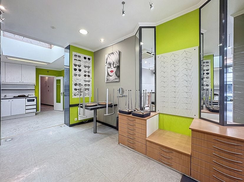 Rez de chaussée commercial de  ±90m²:<br />
-Commerce sur carrelage de ±42m²,<br />
-Bureau sur carrelage de ±14m²,<br />
-Réserve sur carrelage de ±2