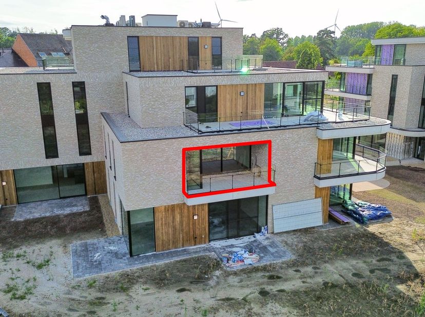 Dit moderne nieuwbouwappartement van 80,2 m², gelegen op de eerste verdieping, combineert ruimte, comfort en een hoogwaardige afwerking. Het apparteme