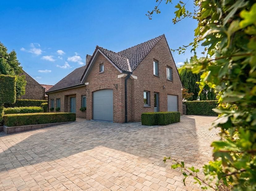 Huis te koop in Moorseelsesteenweg 174,
                    8800 Rumbeke