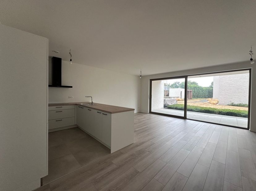 Ruim gelijkvloers nieuwbouwappartement met autostaanplaats!<br />
<br />
Indeling: <br />
Inkomhal, leefruimte met open keuken, berging, terras, to
