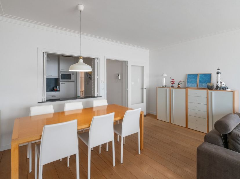 À vendre : appartement rénové sur la digue de Nieuwpoort, avec une magnifique vue sur mer et à quelques pas des dunes. Cet appartement se situe au cur