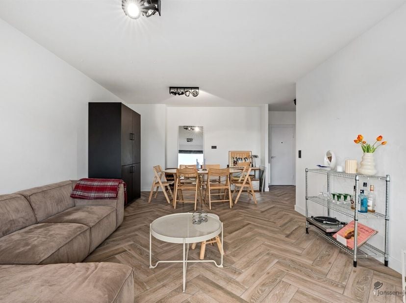 C'est avec beaucoup de passion, de connaissances et de compétences que cet appartement entièrement rénové (90m²) a fait l'objet d'une rénovation de gr