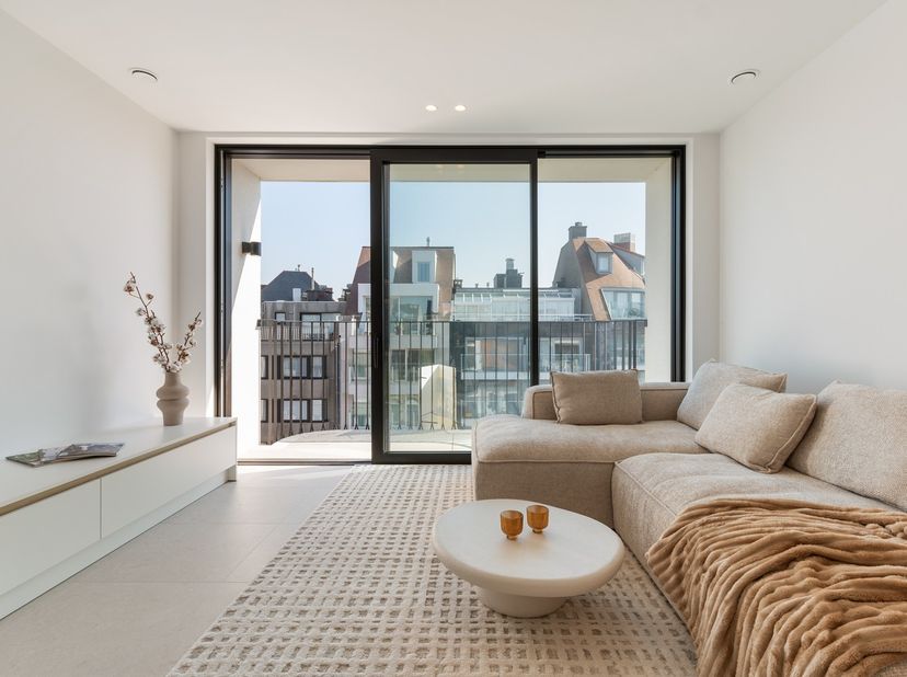 <br />
In het centrum van Knokke bevindt zich dit luxueus afgewerkte nieuwbouwappartement, waar hoogwaardige materialen en een doordachte indeling sam