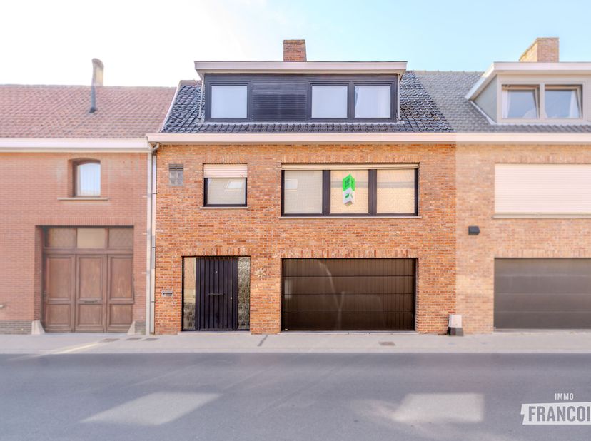 In de dorpskern van Zarren (deelgemeente Kortemark) vinden we deze energiezuinige woning terug.<br />
De gelijkvloerse verdieping beschikt over een in