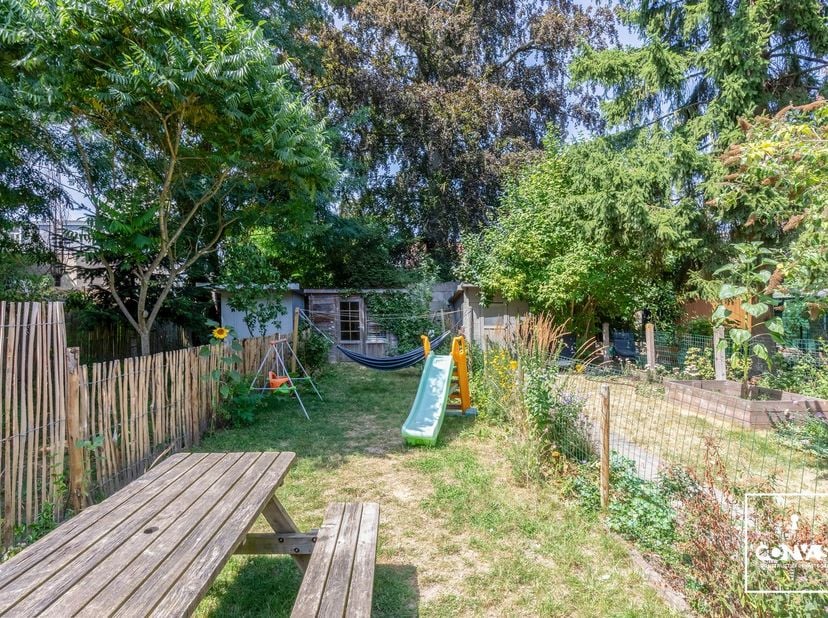 Wenst u rustig te wonen omgeven door groen en in de nabijheid van het Gentse stadcentrum? Dan is deze perfect instapklare woning zeker een bezoek waar