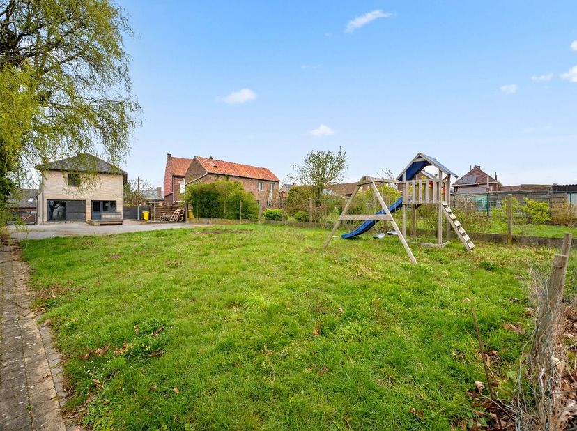 Deze verzorgde open bebouwing in Kortenaken is rustig gelegen en biedt een aangenaam zicht op de tuin, waar u in alle privacy van het groen en het pra