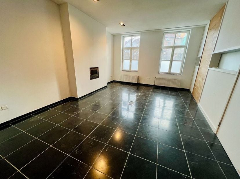 Dit karaktervol handelspand is gelegen op een toplocatie in het gezellige centrum van Hoegaarden. Zeer makkelijke bereikbaarheid via E40 (Brussel-Luik