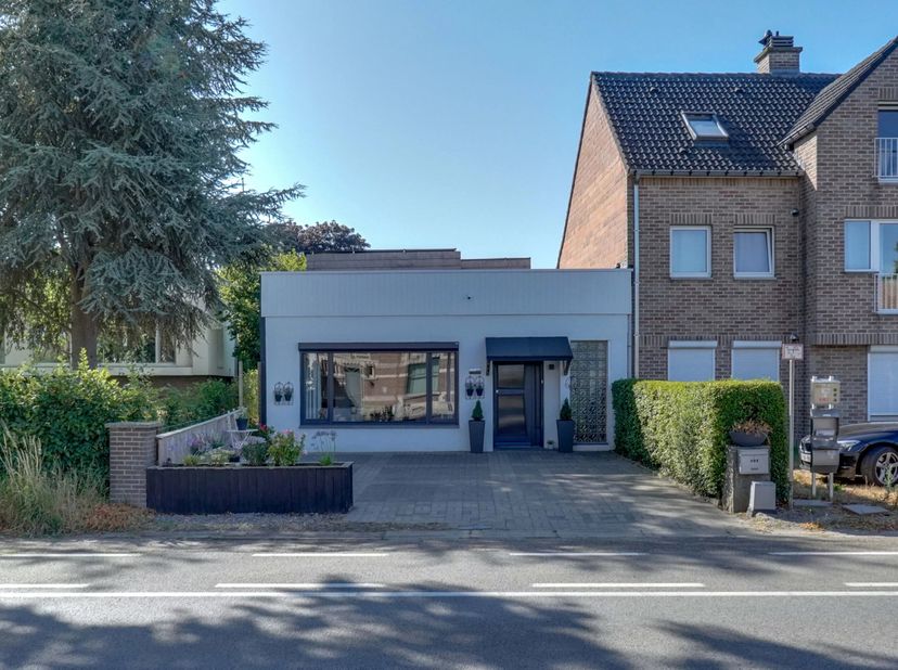 Deze charmante gelijkvloerse woning ligt aan de Maastrichtersteenweg in Riemst.<br />
De woning werd volledig gerenoveerd en is door de huidige eigena