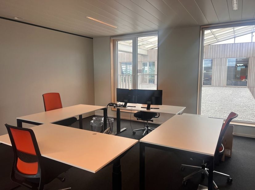 Dit businesscentrum bevindt zich op de 6e verdieping van de Quantum Building te Gent Dampoort, met een indrukwekkend zicht op het centrum van Gent. He