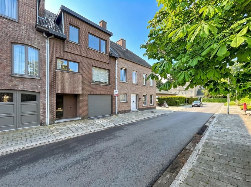 Deze charmante woning ligt op een rustige en groene locatie, nabij het centrum, openbaar vervoer, winkels en invalswegen E17-E34(Hulst/Gent/Antwerpen)