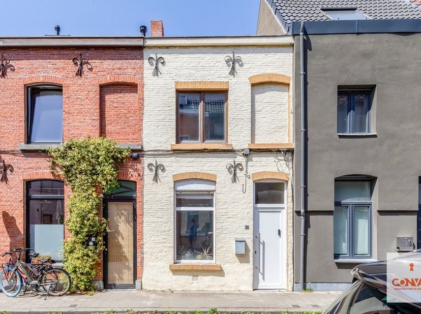 Op zoek naar een woning die u volledig naar eigen smaak kunt renoveren en inrichten? Deze charmante woning in de Heidestraat te Gentbrugge biedt tal v