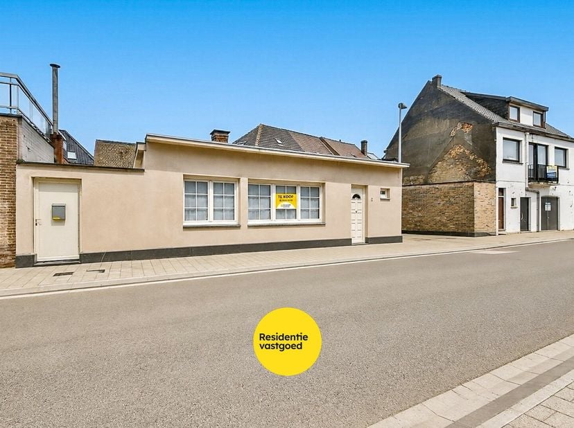 Bent u op zoek naar een compacte, praktische woning volledig op het gelijkvloers? Dan is deze charmante hoekwoning zeker een bezoek waard. Via de inko