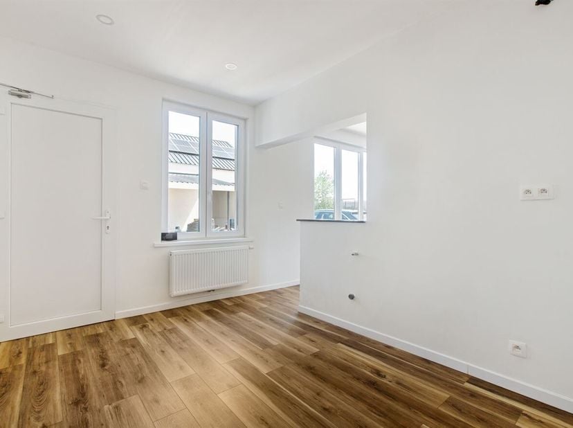 Instapklare en volledig gerenoveerde woning met 9 slaapkamers, loodsen en dubbele garage op 1.195 m²<br />
Ruimte, comfort en tal van mogelijkheden<br