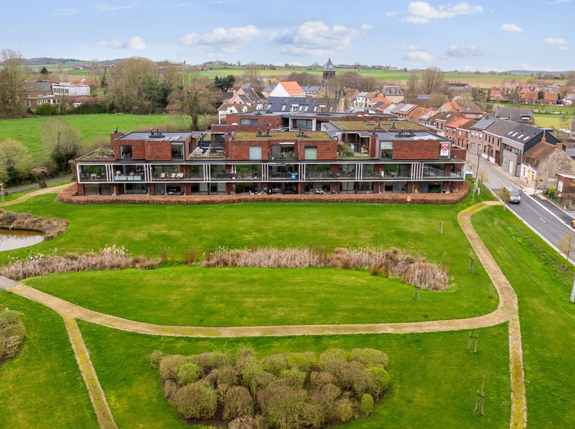 Dit volledig instapklaar gelijkvloers appartement (anno 2018) geniet van een prachtig zicht in de dorpskern van Westouter.<br />
Het appartement besch