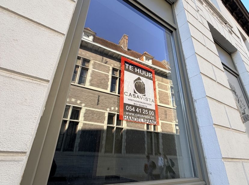 VERNIEUWDE  KANTOORRUIMTE CENTRAAL GELEGEN IN ZIJSTRAAT HANDELSCENTRUM, SCHUINSOVER DE AZorg-KLINIEK TE GERAARDSBERGEN. Aparte toegang in vergunde opb