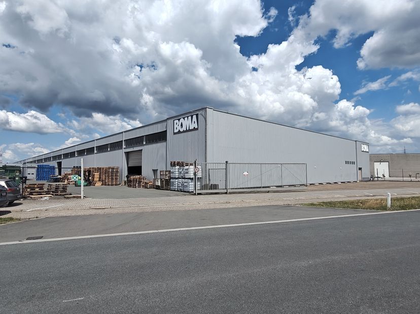 Uitstekend gelegen logistiek bedrijfsgebouw met een totale bebouwde oppervlakte van ca. 7.620 m², aangevuld met een ruim verhard buitenterrein. Dankzi