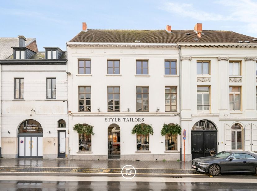 In het hart van Aalst, op het levendige Keizersplein, bevindt zich dit ruime historische handelspand vol karakter.<br />
Achter de statige gevel schui